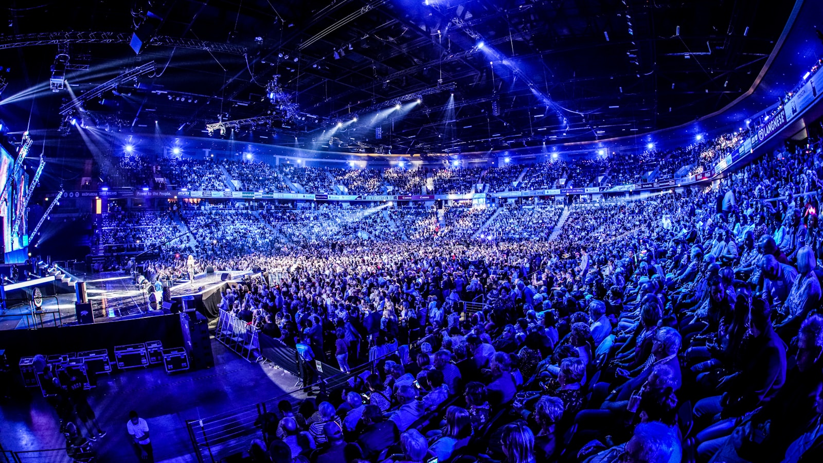 Khán giả tại một giải đấu esports quy mô lớn